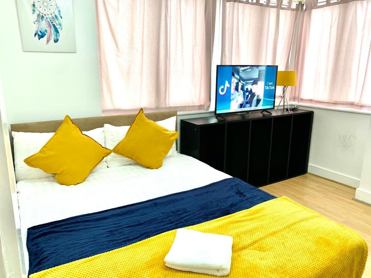 Central London 2 Bedrooms, Seperate Recption, Full Kitchen, Free Parking Luaran gambar